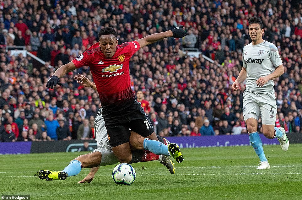 曼联遭遇争议判罚，裁判组回应：执法公正，上海如此.